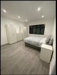 2-Bed Sunny London Apartment - Sleeps 4 & Parking - Hendon - 0