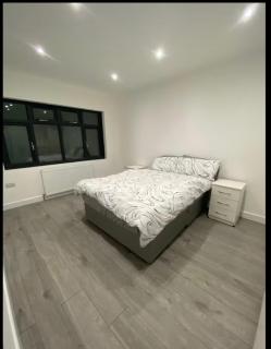 2-Bed Sunny London Apartment - Sleeps 4 & Parking - Hendon - 3