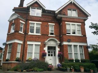 Stylish Flat in Queens Park with Private Parking, Central London Access - 0