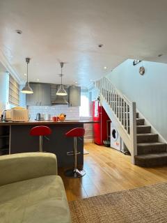 1BR London Home Near Heathrow - Cranford - 9