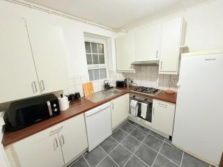 Cozy Double Room Retreat-Private room with shared bathroom -king size bed, near Station, for 2 ppl near Central LONDON - 3