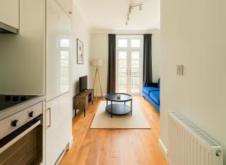 2 Bed Flat with Balcony in Chelsea - London - 3
