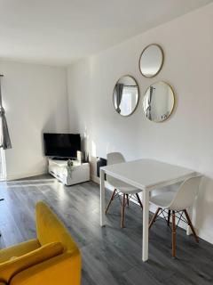 Stylish & Modern 1 Bed Aprt nr Sandwell & close to M5 & M6 links - 1