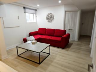 Executive Apartment - 2BDR Parking Self-check in - Walkout basement Lower Unit - 3