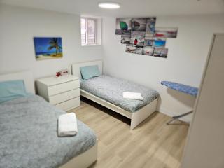 Executive Apartment - 2BDR Parking Self-check in - Walkout basement Lower Unit - Mississauga - 1