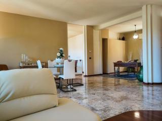 Bellissima villa immersa nelle colline lucchesi - 2