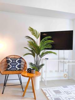 Casa Siempre's Studio at Avida Riala Towers - 5 minutes walk to Ayala Central Bloc, with 3 Pools, Fast Wi-Fi, & City Views inside Cebu IT Park - 4