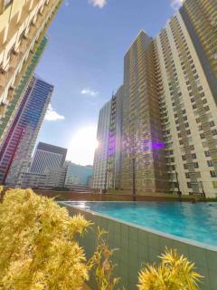 Casa Siempre's Studio at Avida Riala Towers - 5 minutes walk to Ayala Central Bloc, with 3 Pools, Fast Wi-Fi, & City Views inside Cebu IT Park - 7