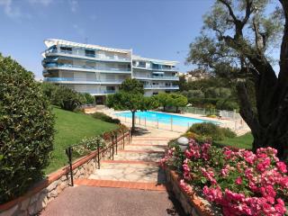 Spacious 3 bed App with pool 5min to JLP beach Ideal for 2 families or 8 people - Juan-les-Pins - 0