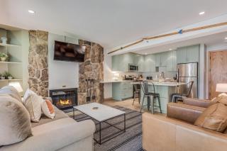 Laurelwood Condominiums 202 - 8