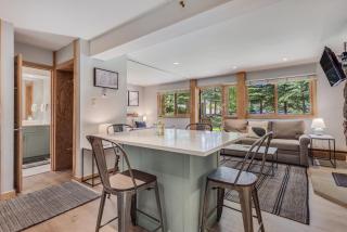 Laurelwood Condominiums 202 - 7