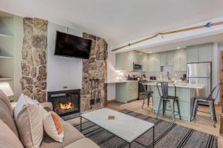 Laurelwood Condominiums 202 - 6