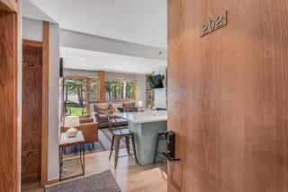 Laurelwood Condominiums 202 - 5