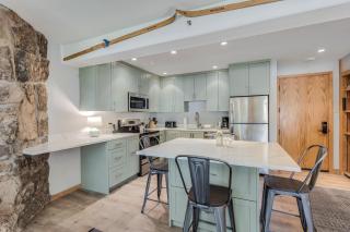 Laurelwood Condominiums 202 - 4