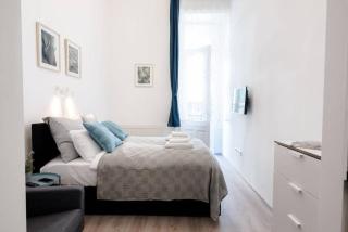 Modern studio with AirCon and balcony in the center - 0