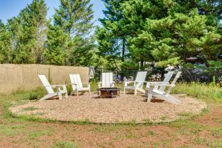 Modern Anderson Home with Fire Pit and Grill - Anderson - 9