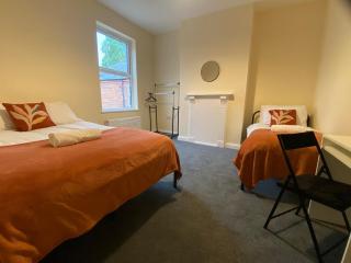 Bright Four Bedroom Getaway with WiFi Sleeps 9 - Birmingham - 3
