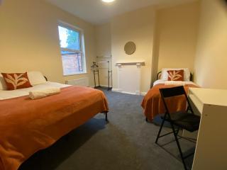 Bright Four Bedroom Getaway with WiFi Sleeps 9 - Birmingham - 5