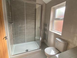 Bright Four Bedroom Getaway with WiFi Sleeps 9 - Birmingham - 7
