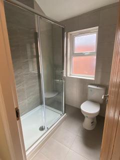 Trendy Four Bedroom Getaway - Fast WiFi -Sleeps 9 - 4