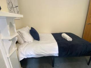 Bright Four Bedroom Getaway with WiFi Sleeps 9 - Birmingham - 2