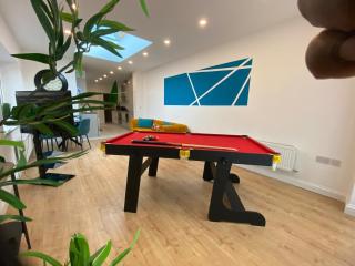 Bright Four Bedroom Getaway with WiFi Sleeps 9 - Birmingham - 4