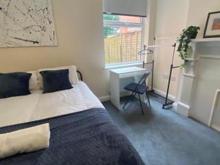 Bright Four Bedroom Getaway with WiFi Sleeps 9 - Birmingham - 6