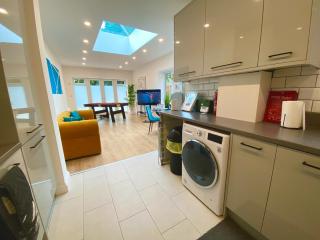 Bright Four Bedroom Getaway with WiFi Sleeps 9 - Birmingham - 8
