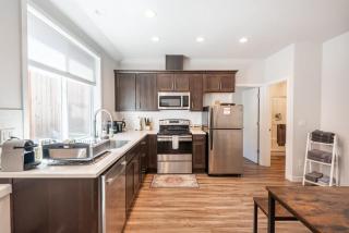 Walkable Apt Next to Restaurants, Bars, and Shops! - Portland - 2