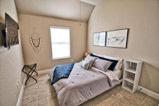 Work ready stay queen bd near DWTN Baylor Scott & White Fast Wi-Fi Free Parking Professionally Managed by Stay Albatross - Waxahachie - 0