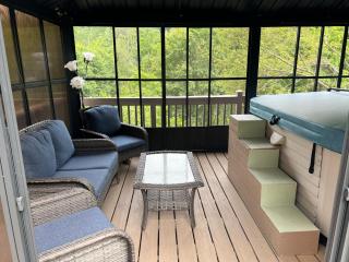 Serenity Views Retreat - Close to City and Parkway! - Weaverville - 2