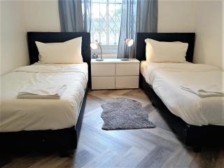 Spacious 3 Bed Flat Close to Streatham Hill Station - 3