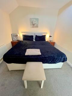 Entire Two Bed Coach House Super King Beds Turn into singles - 8