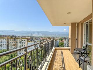 1BR Apartment with Panoramic View Balcony and Designated Parking Space - Plovdiv - 3