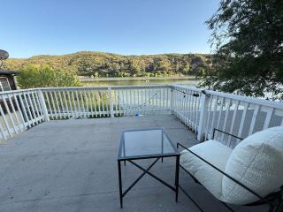 Serene Lakefront Escape in LA - Lake Hughes - 6