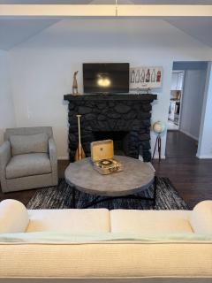 Serene Lakefront Escape in LA - Lake Hughes - 4