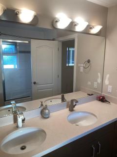 Large bedroom with private bathroom - Richmond - 3