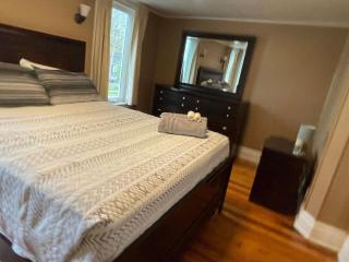 3 bdrm Niagara Falls Home Air Conditioning Hot Tub Parking - Niagara Falls - 9