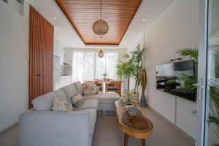 NEW Stunning 2BR Pool Villa Sunny Canggu - Tumbak Bayuh - 4