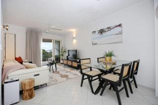 Tropical Comfort Pool and Stunning Esplanade - Cairns - 0