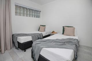 Tropical Comfort Pool and Stunning Esplanade - Cairns - 1