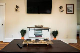 Lakeview Getaway with Hot Tub - Billerica - 3