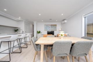 Modeina Modern Brand New 4BR Home - Caroline Springs - 8