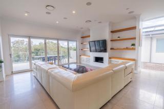 Luxury Waterfront Retreat - Sydney - 6