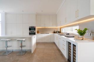 Luxury Waterfront Retreat - Sydney - 9