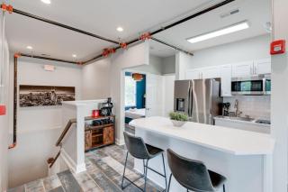 Modern Getaway near Vandy - 8