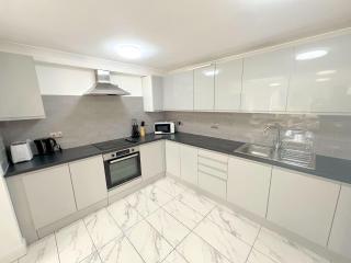 Spacious 6-bedroom house in South London (Zone 4) - 9