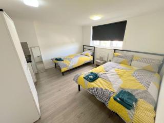 Spacious 6-bedroom house in South London (Zone 4) - Mitcham - 4