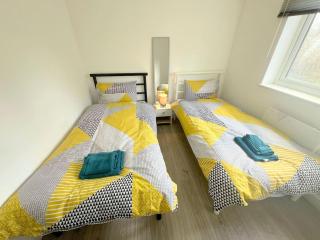 Spacious 6-bedroom house in South London (Zone 4) - 2