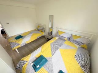 Spacious 6-bedroom house in South London (Zone 4) - Mitcham - 1